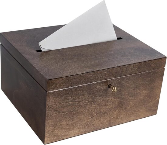 Brūna, aizslēdzama koka kaste